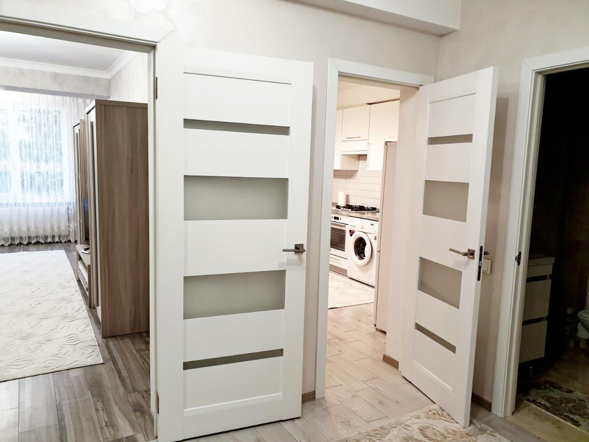 Center Apartment On Albisoara Street キシナウ エクステリア 写真